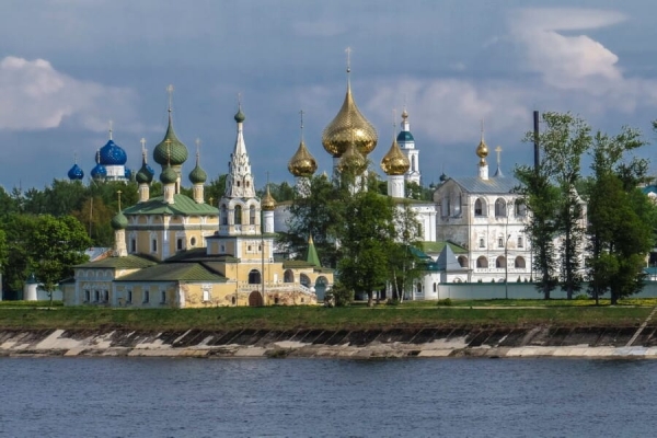 Денисов В. В. Архитектурный ансамбль Угличского кремля по материалам письменных источников.