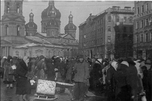 Рашитова О. А. Материальный вклад в победу советского народа в Великой Отечественной войне православных верующих и духовенства Ленинграда.