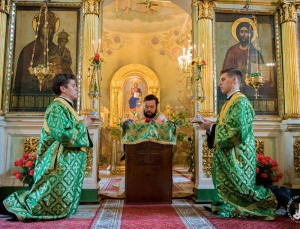 Служба в неделю святыя Пятьдесятницы с последованием коленопреклонения.
